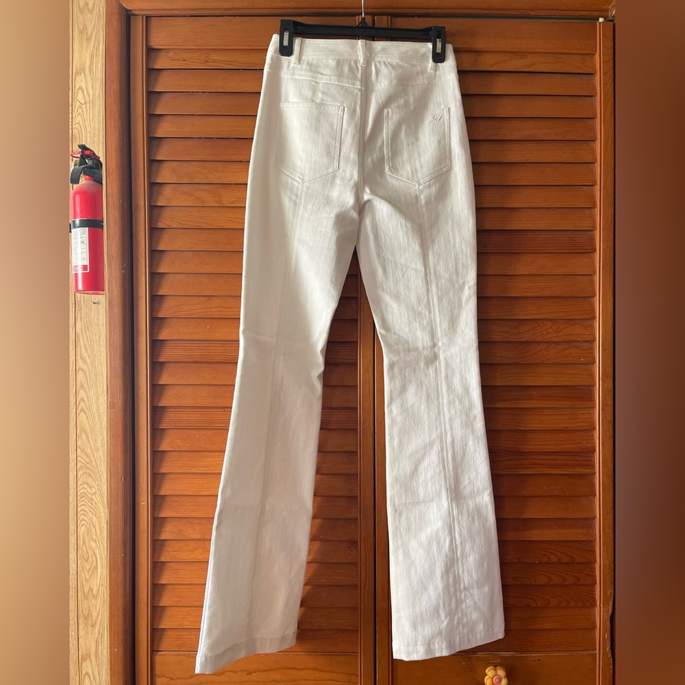 Cinq à Sept Split Hem Flare Jeans. Size 2 Women 
#199 - Picture 3 of 10